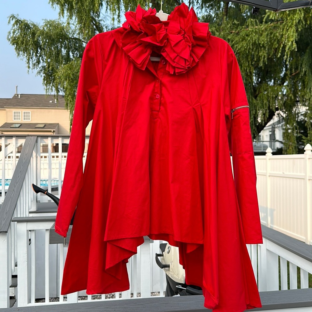 CHIC AND STUNNING!!! THIS GORGEOUS RED FT INC. BLOUSE……. SIZE M